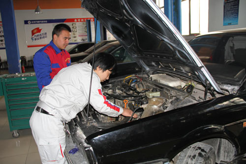 学技术就到成都万通汽修学校学汽修技术