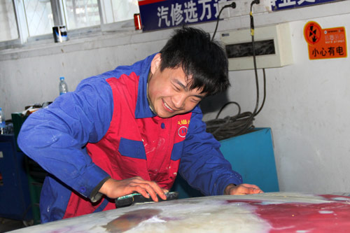 到成都万通汽修学校学专业的汽车钣金喷漆技术