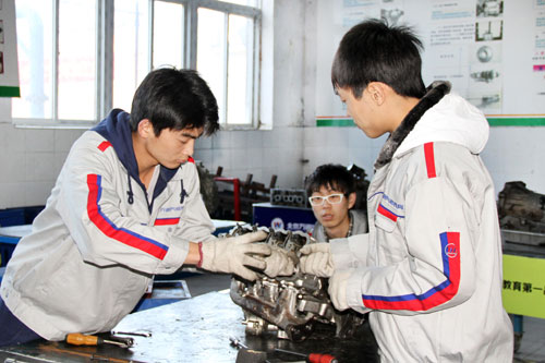 哪个汽车修理学校好 比比还是选成都万通汽修学校