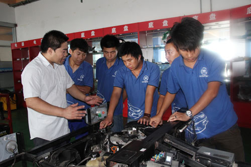 成都万通汽修学校老师手把手教学