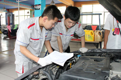 初中生学汽修未来路更宽