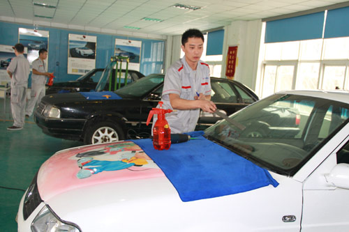 学汽车喷漆轻松就业 前途无量