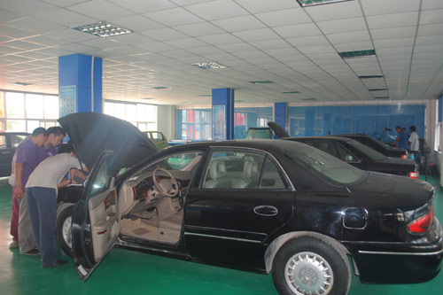 到成都万通汽修学校轻松学修技术