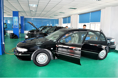 学专业汽车美容技术就到成都万通汽修学校