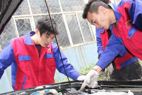 初中生学汽修 成就更加美好未来