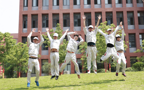 学什么技术？就到成都万通汽修学校学汽修