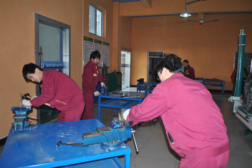 过年回乡学什么技术好 选择成都万通汽修学校学汽修技术