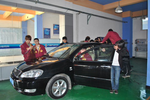 学汽车彩绘到成都万通汽修学校