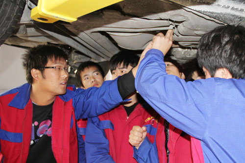 更好的汽修学校—成都万通汽修学校