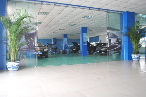 成都万通汽修学校汽车美容专业实训大厅