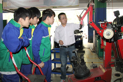 学汽修就选成都万通汽修学校