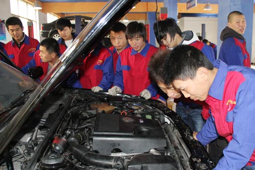 到成都万通汽修学校学汽修快速实现轻松就业