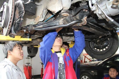 成都万通汽修学校助高中生实现梦