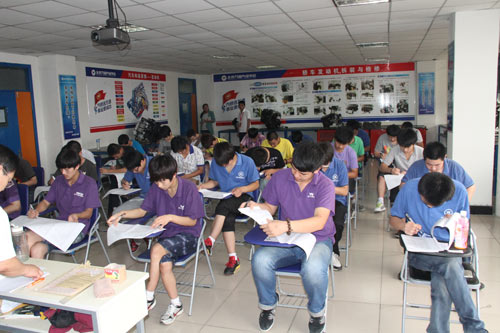 学汽修就到成都万通汽修学校 技能+