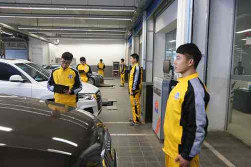 成都万通汽修学校学生