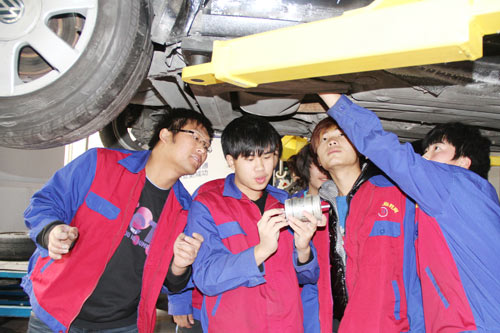 到成都万通汽修学校学汽修 技能与双丰收