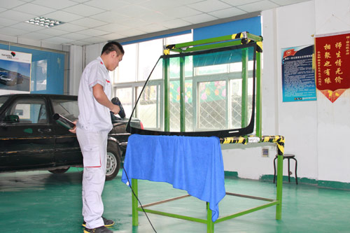 到成都万通汽修学校学专业的汽车美容技术