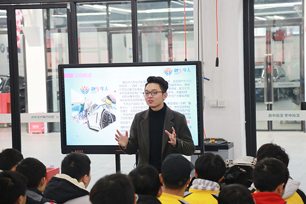 企业招聘负责人向万通学子介绍薪资待遇
