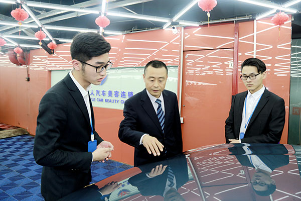 杨阳（左一）与同学一起接受万通就业回访