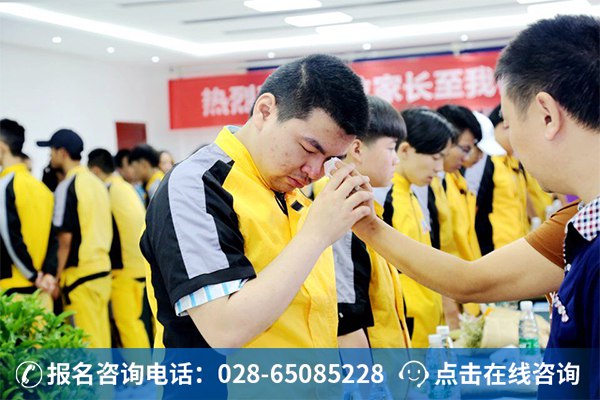 父亲为自己的孩子抹泪