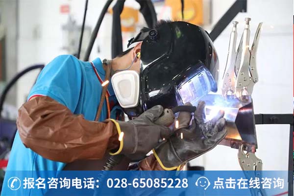 成都万通学子正在进行比赛