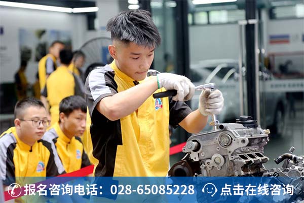 万通学子正在参加发动机拆装技能考核 (1)
