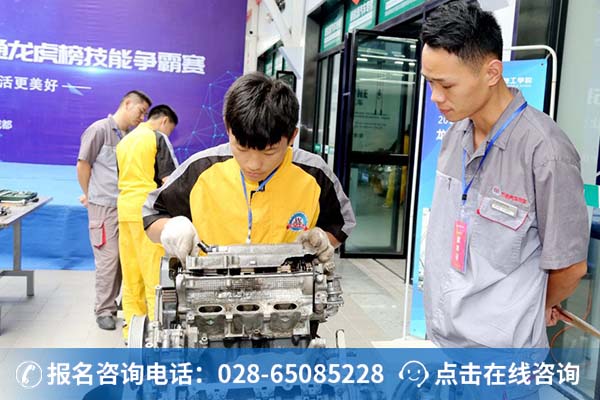 万通学子正在参加发动机拆装技能考核 (3)