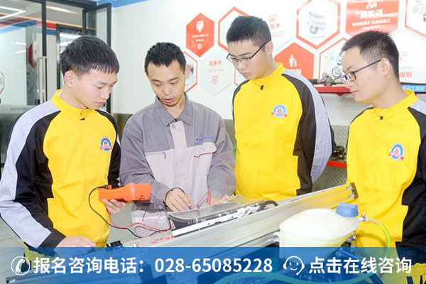 万通学子正在上汽修实训课 (1)