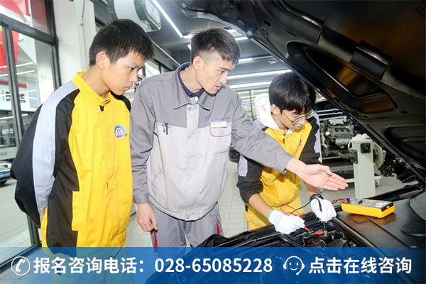 万通学子正在上汽修实训课 (1)