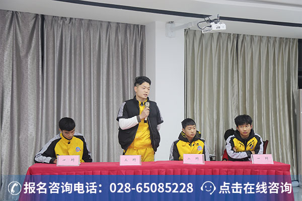 万通学子正在进行激烈的辩论阶段