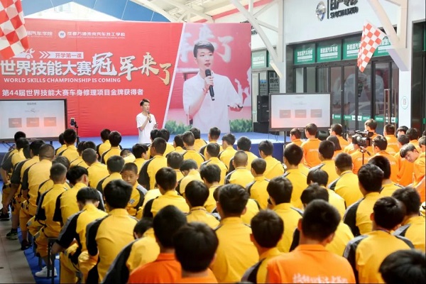 学校不定期会邀请行业大师到校讲学