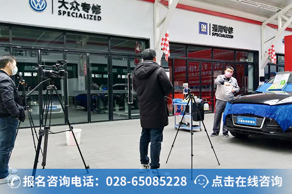 万通教师正在上直播课
