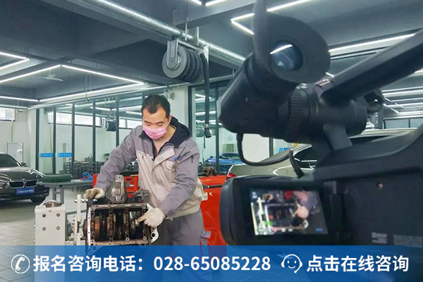 万通教师正在上直播课