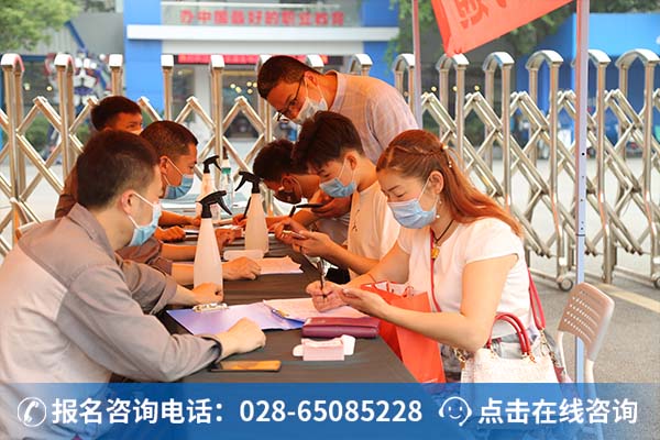 万通开学报到现场图 