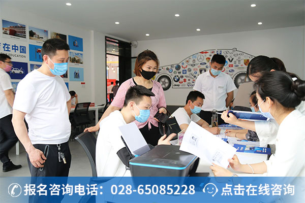 万通开学报到现场图 