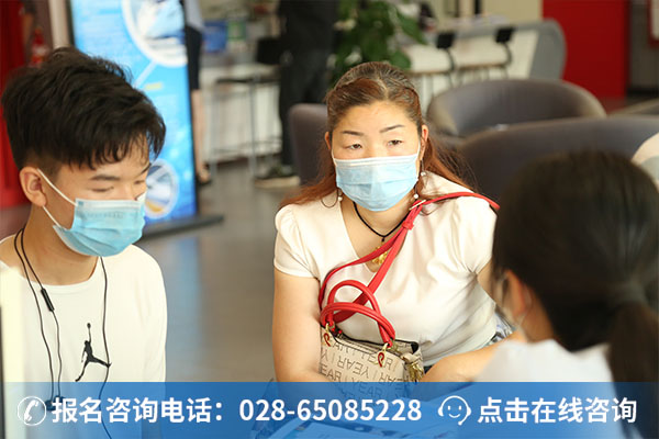 万通开学报到现场图 