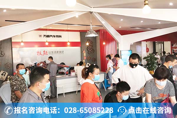 万通开学报到现场图 
