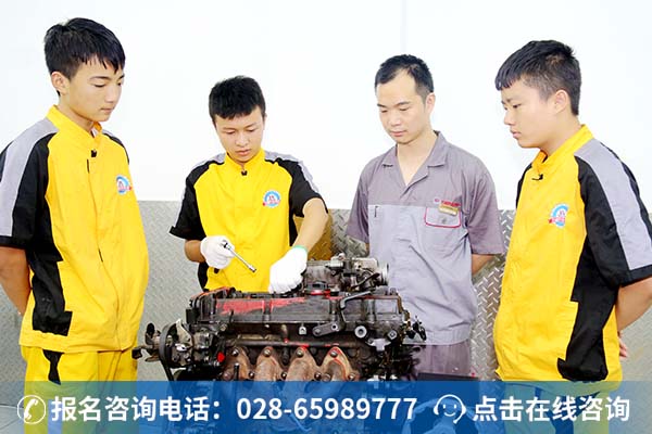 刘书朋和同学在老师的指导下，正在进行实操训练。（左二为刘书朋）