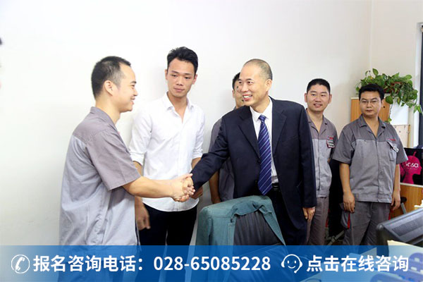 张院长正在慰问教学处老师