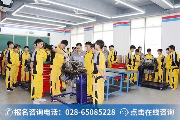 万通老师正在给学子上实训课