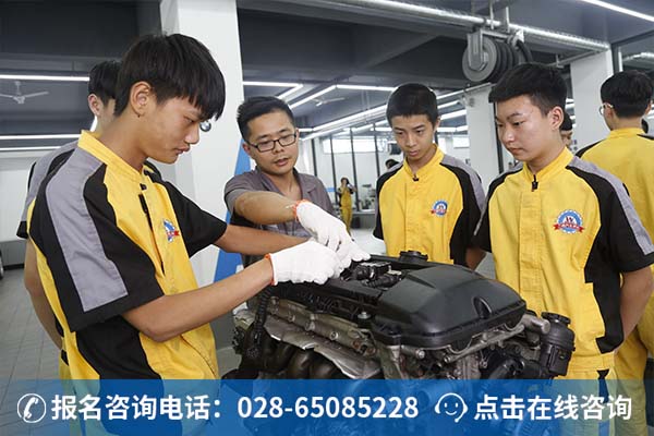 万通老师正在给学子上实训课