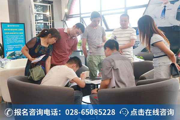 学汽修哪个学校好
