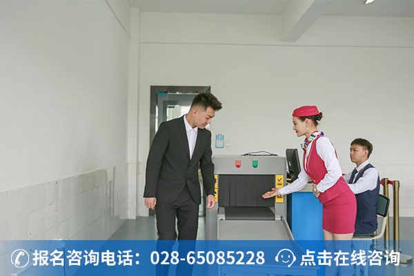 /></a></p>
<p>再次见到何燕时她已经在万通学习了3个多月，当初的稚嫩已经不复存在，何燕越来越自信了。对于未来，何燕充满信心，正如她所说：“年轻人就是要不怕苦，不怕累，学好扎实的乘务技能，为自己将来就业打下坚实的基础”。</p>
			</div>
<div class=